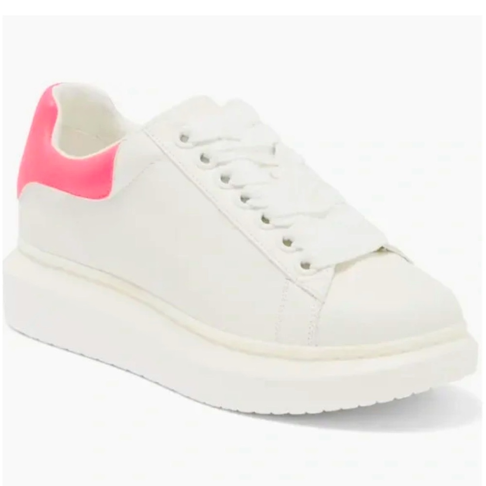 NWT Steve Madden
Gaines Platform Sneaker